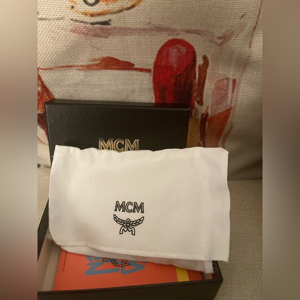 MCM x Sambypen Limited Edition Visetos Rabbit AirPods Pro Case Key Chain💝COA🌸 - Picture 4 of 7